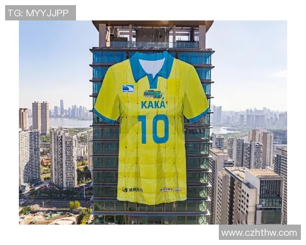 日本足球明星身穿球衣展现风采与激情引领足球热潮